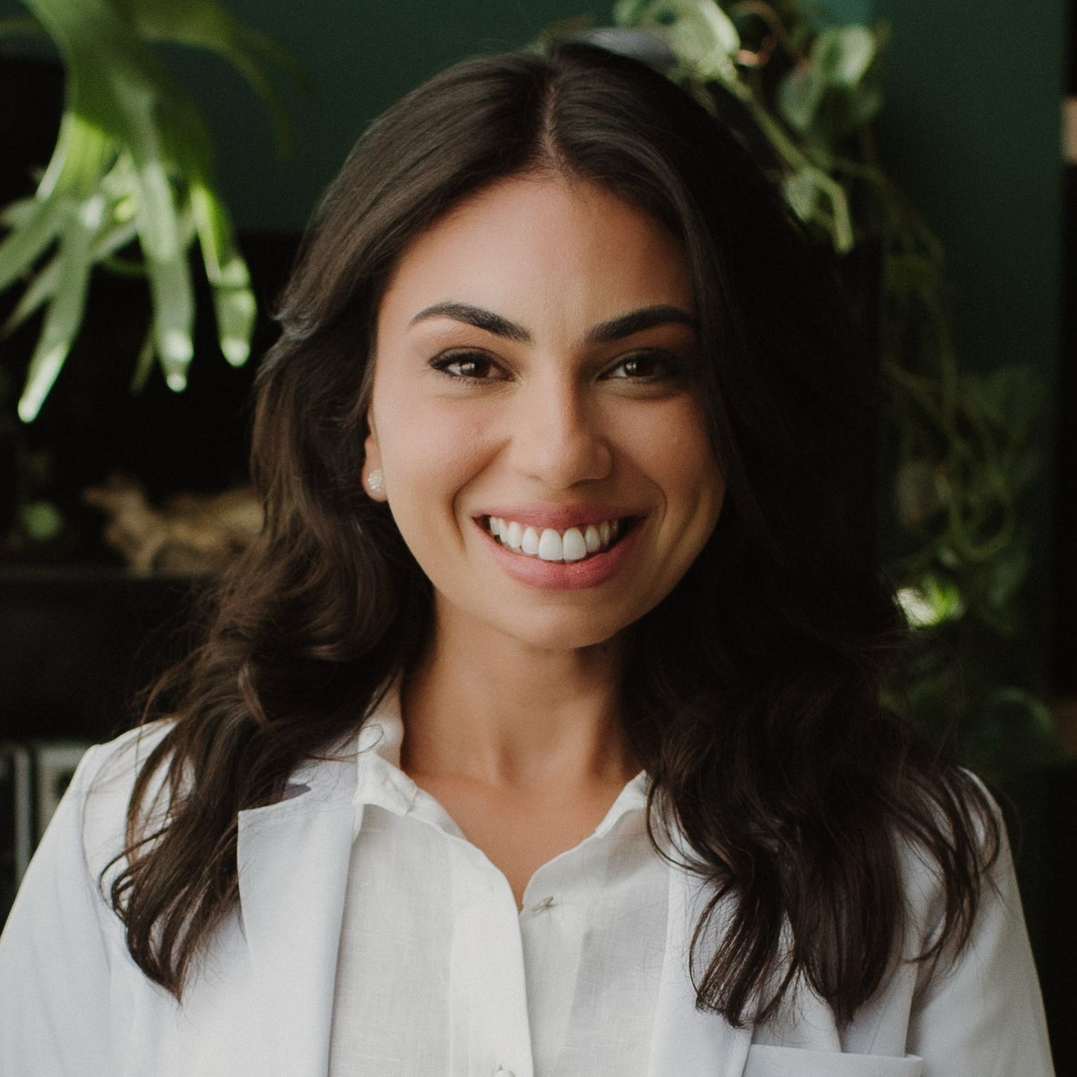 Mão segurando uma planta